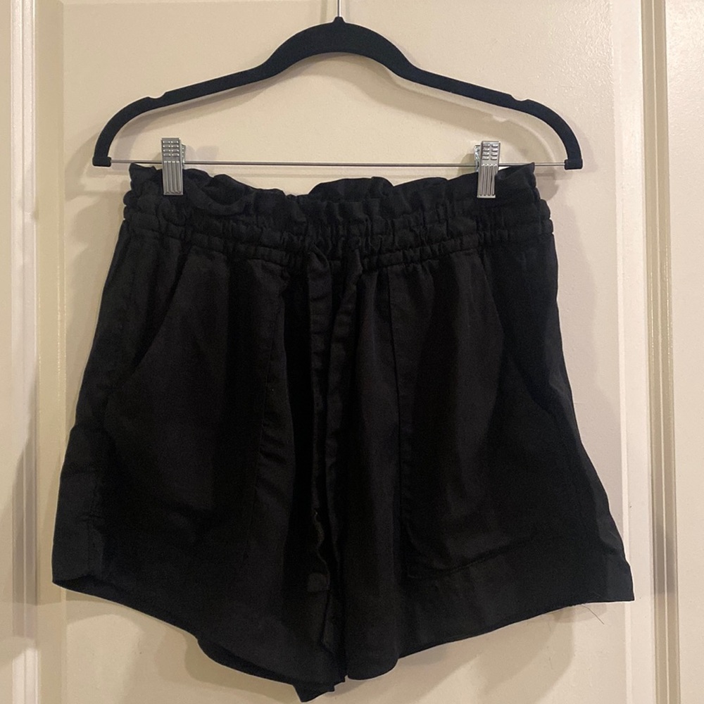 H&M Women’s Elastic Waistband Flowy Shorts in Black